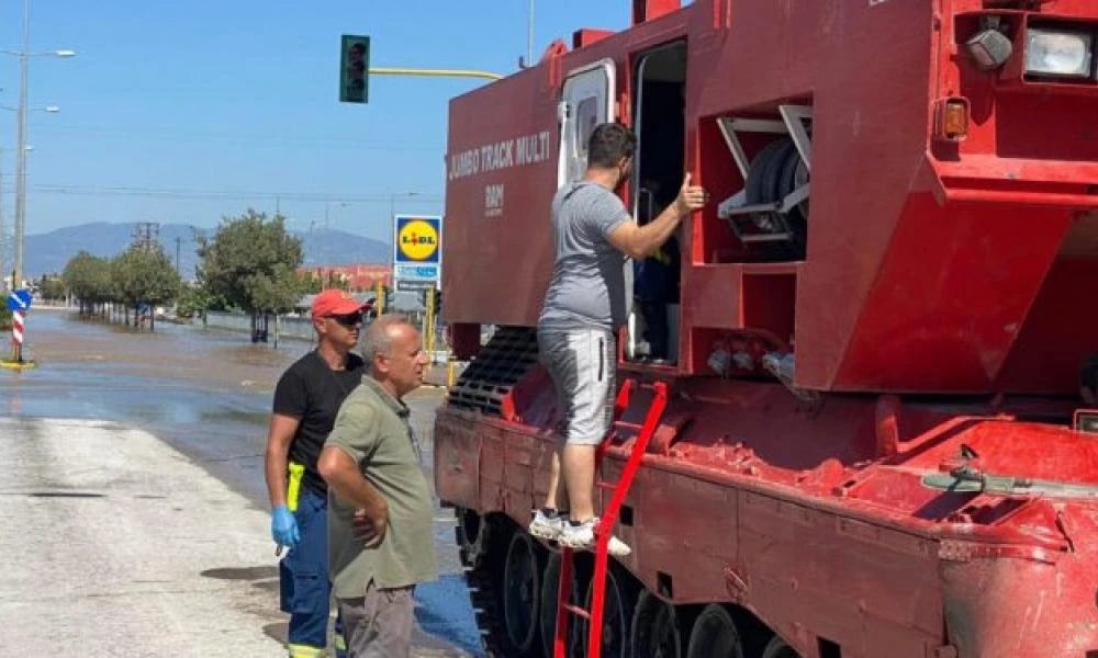 Λάρισα: Επιχείρηση μεταφοράς πολιτών από τη Γιαννούλη με ερπυστριοφόρο